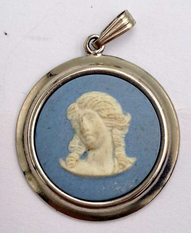 Vintage 1960's Wedgewood Jasperware Cameo Pendant 25mm in Diameter
