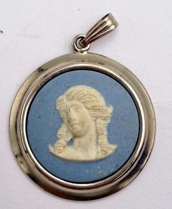 Vintage 1960's Wedgewood Jasperware Cameo Pendant 25mm in Diameter