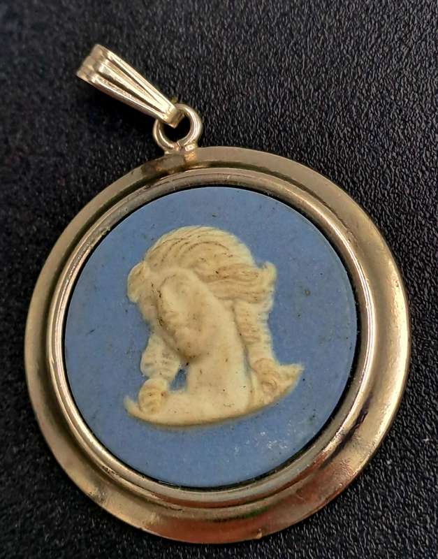 Vintage 1960's Wedgewood Jasperware Cameo Pendant 25mm in Diameter