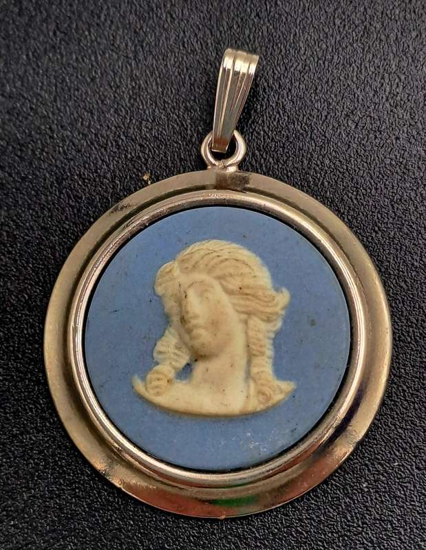 Vintage 1960's Wedgewood Jasperware Cameo Pendant 25mm in Diameter