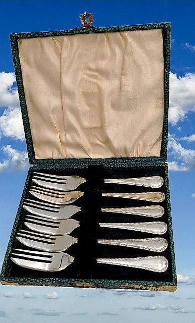 6  E.P.N.S silver plated vintage snack forks in original box