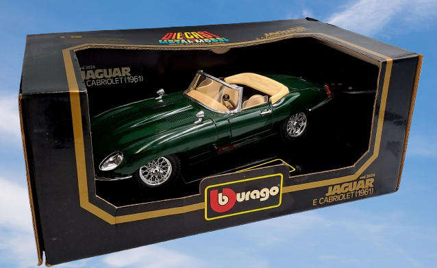 Burago 1/18 Scale Diecast 3026 - Green 1961 Jaguar E Type Cabriolet -