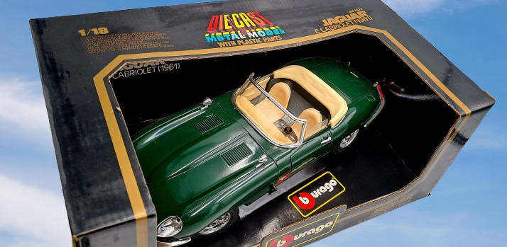 Burago 1/18 Scale Diecast 3026 - Green 1961 Jaguar E Type Cabriolet -