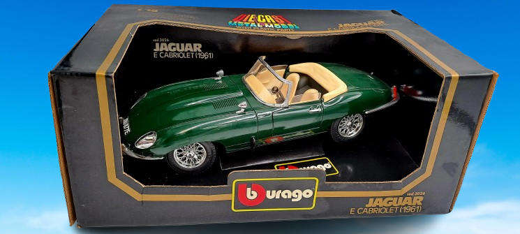 Burago 1/18 Scale Diecast 3026 - Green 1961 Jaguar E Type Cabriolet -
