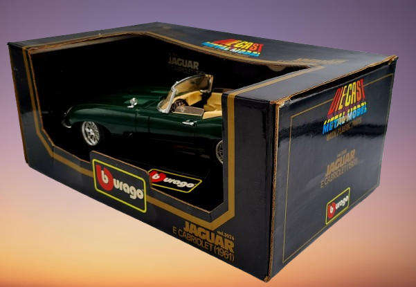 Burago 1/18 Scale Diecast 3026 - Green 1961 Jaguar E Type Cabriolet -