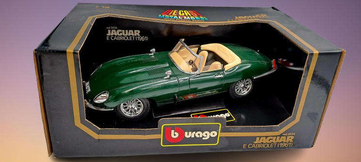 Burago 1/18 Scale Diecast 3026 - Green 1961 Jaguar E Type Cabriolet -