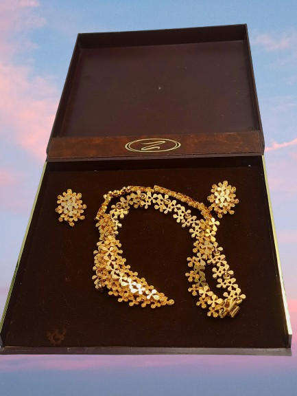Vintage Goldtone Necklace and earings set -Boxed