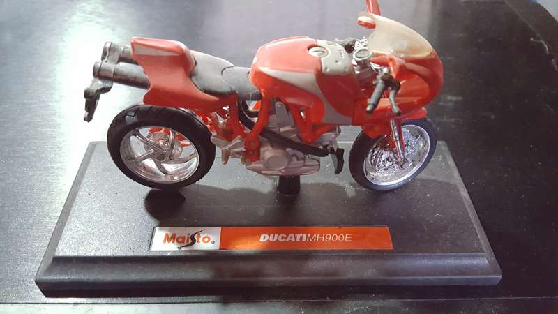 Maisto DUCATIMH900E Die Cast Model Scale 1/18
