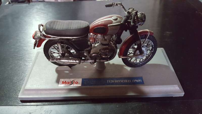Maisto Triumph T120 Bonneville (1969) Die Cast Model Scale 1/18
