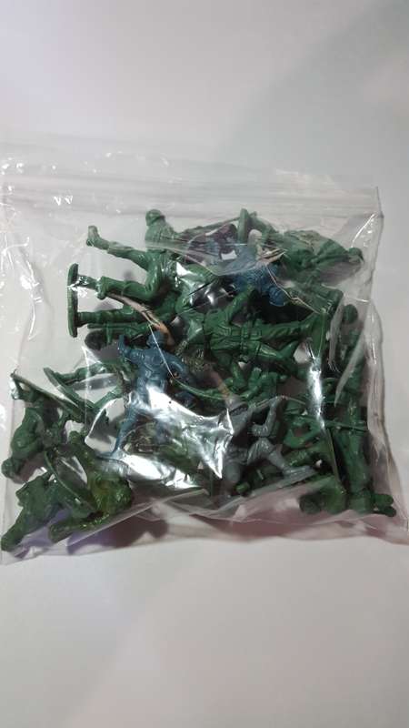 25 x Plastic Toy Soldiers