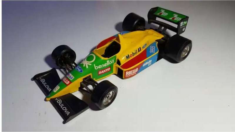 Bburago 1:24 Race Champion Ferrari Alain Prost & Benneton no.19
