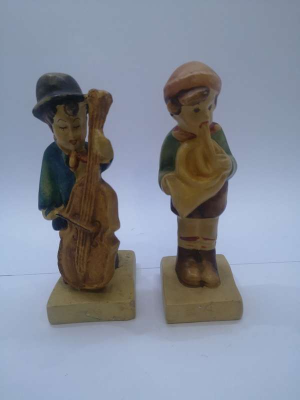 Street preforming figurines