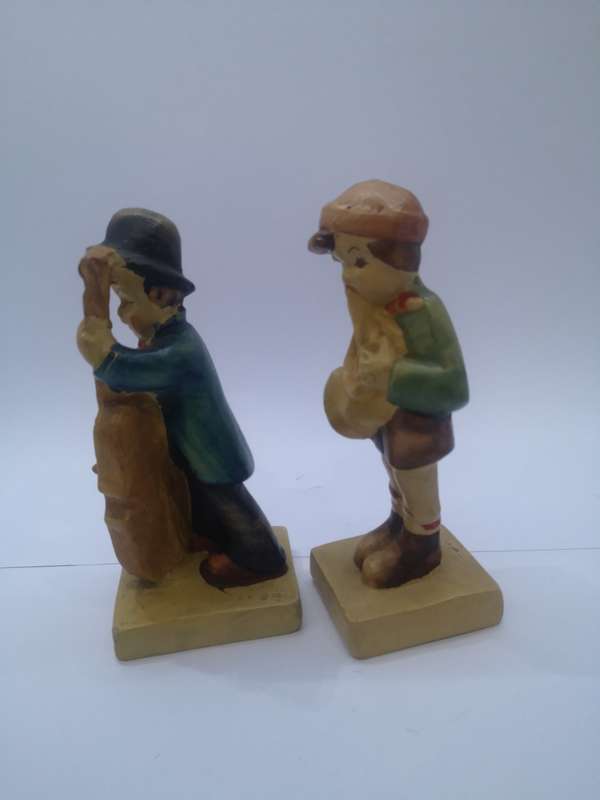 Street preforming figurines