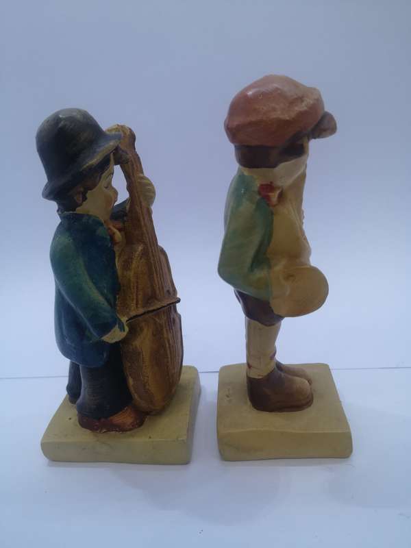 Street preforming figurines