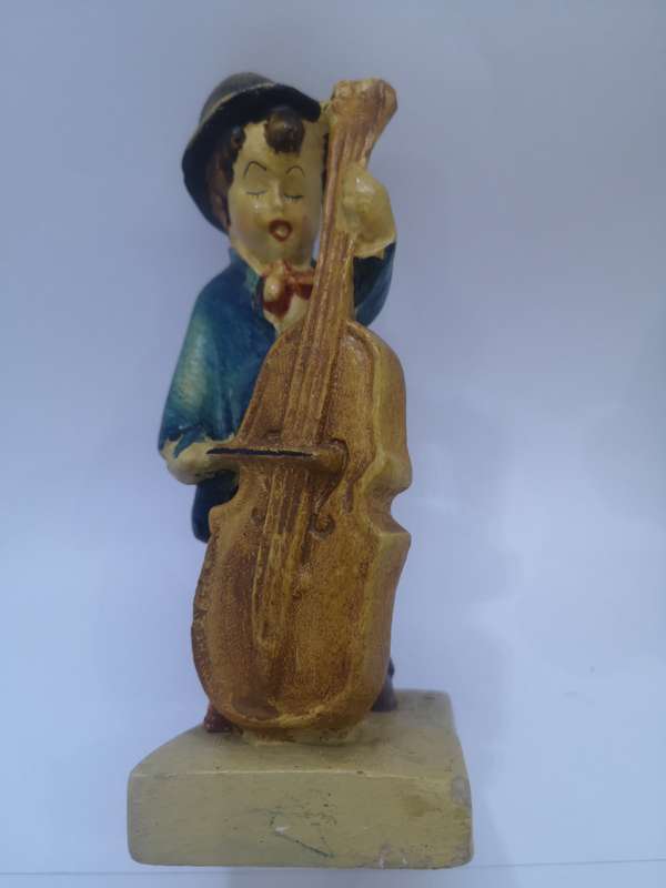 Street preforming figurines