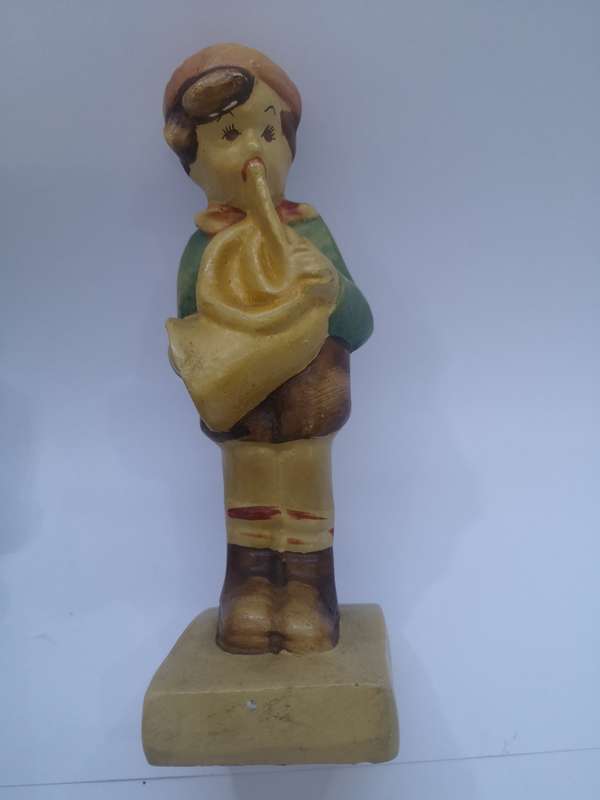 Street preforming figurines