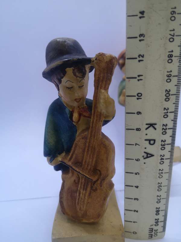 Street preforming figurines