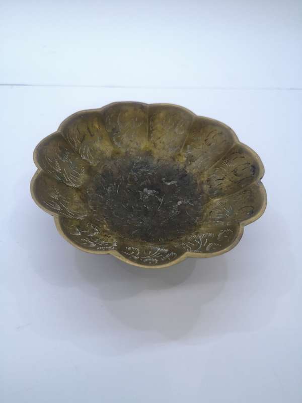 Brass bowl on feet