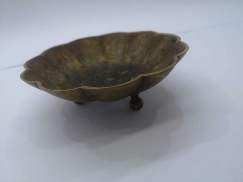 Brass bowl on feet