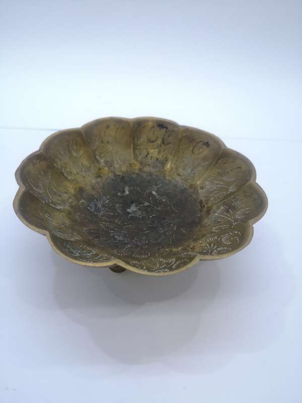 Brass bowl on feet