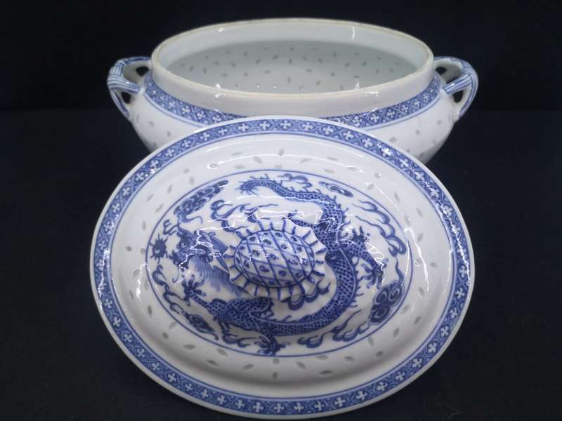 Large Chinese rice grain blue and white lidded bowl - note the hairline crack