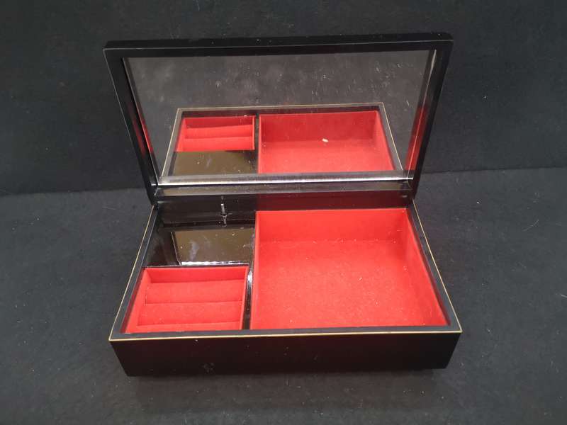 Japanese lacquered musical jewelry box