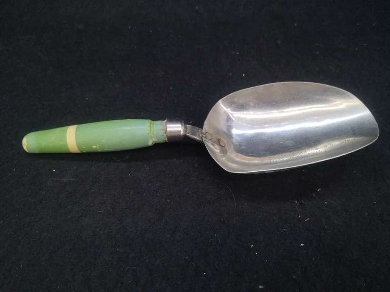 Skyline green wooden handle scoop