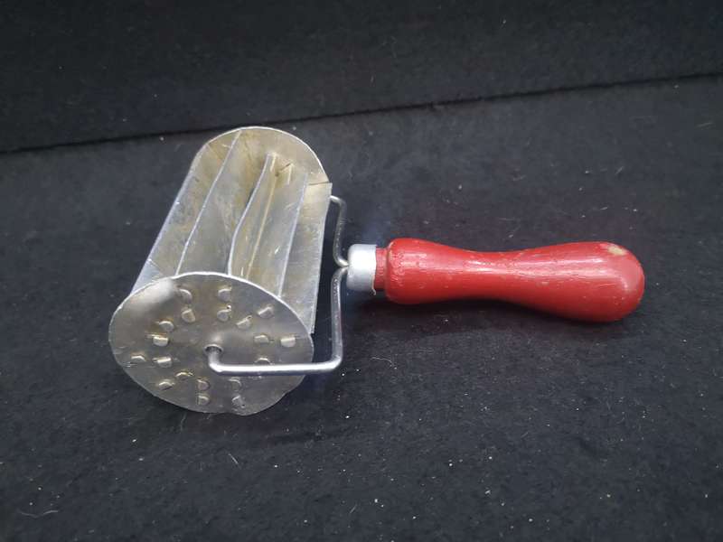 Koeksuster cutter red wooden handle
