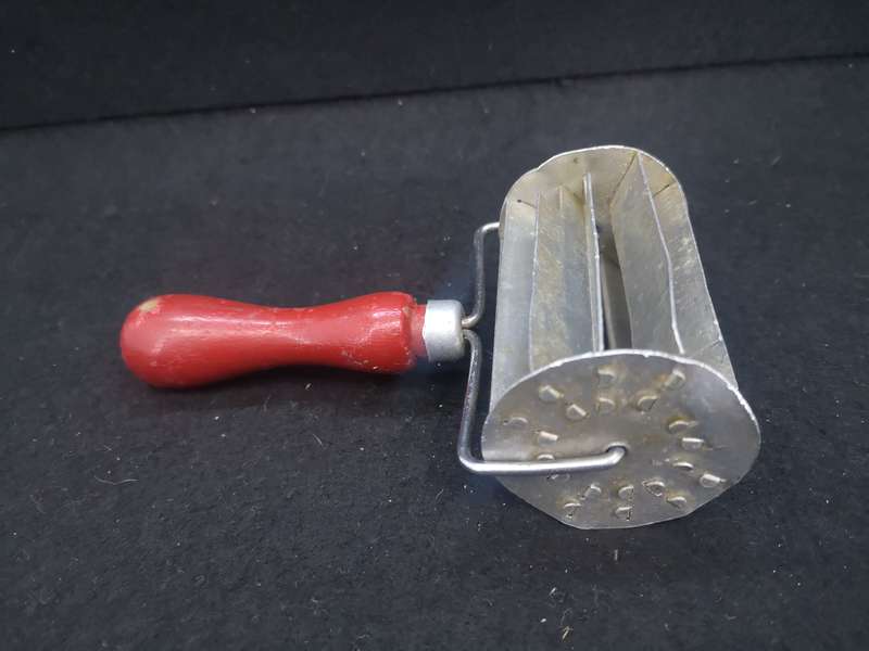 Koeksuster cutter red wooden handle