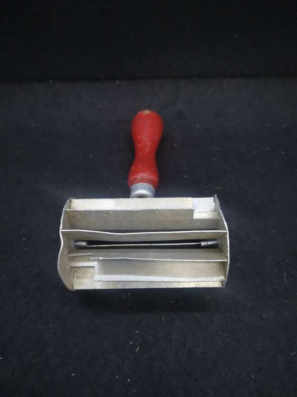 Koeksuster cutter red wooden handle