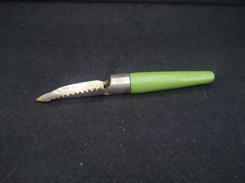 Skyline veg cutter with green wooden handle