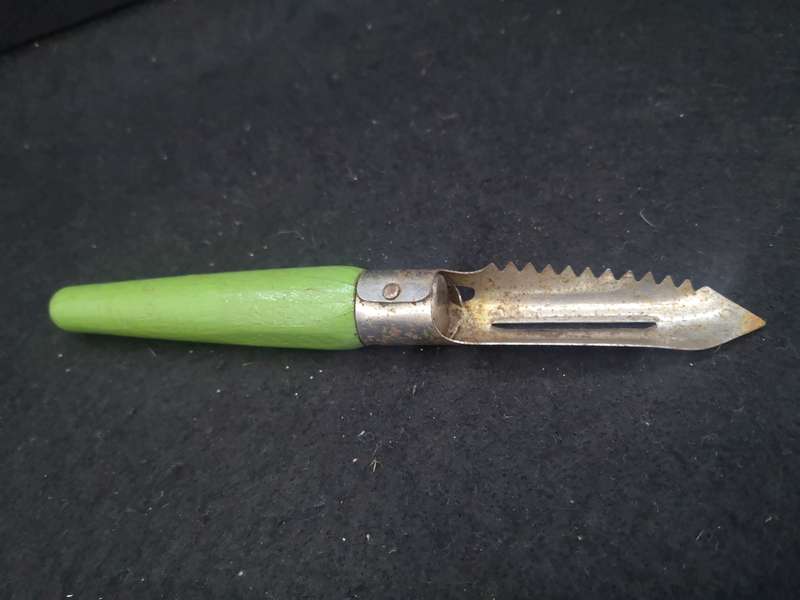 Skyline veg cutter with green wooden handle