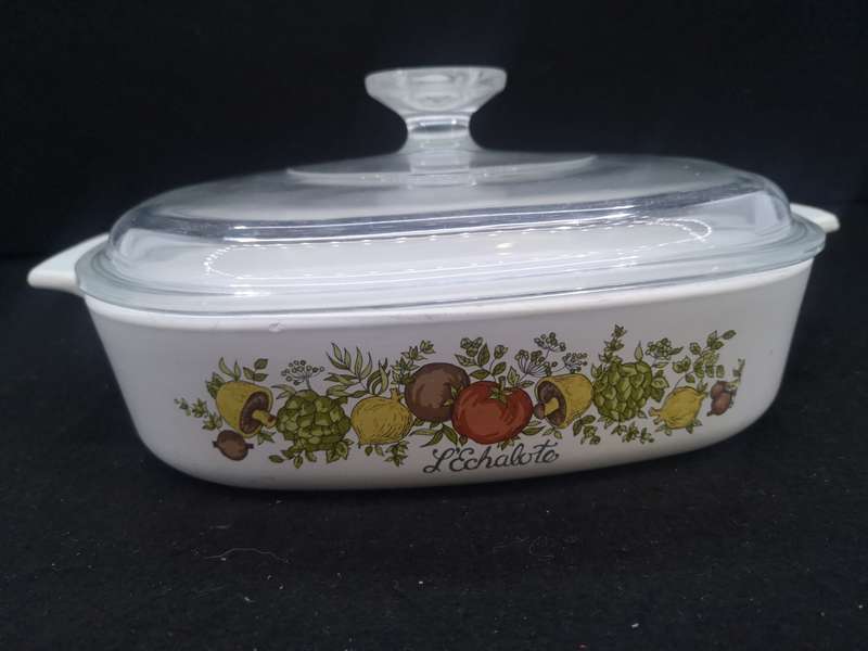 Corning ware dish and lid 23cm
