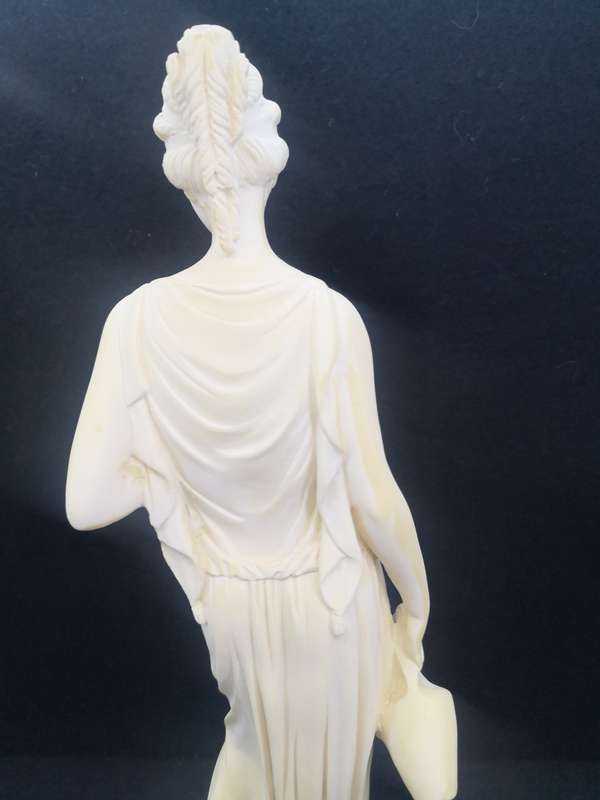 Arta Fina statue