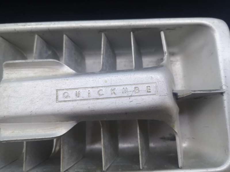 Quickube ice tray