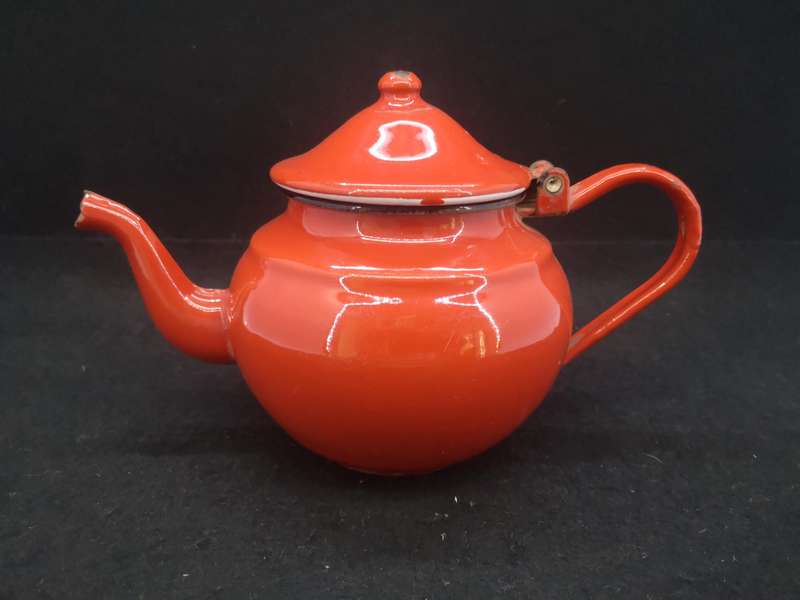 Red enamel tea pot .7l