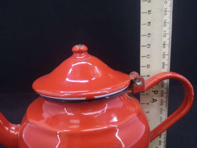 Red enamel tea pot .7l