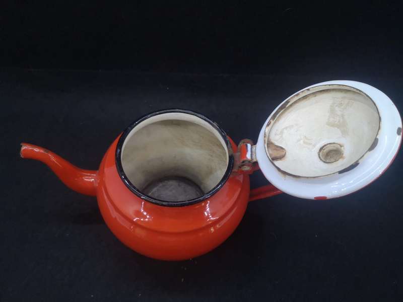 Red enamel tea pot .7l