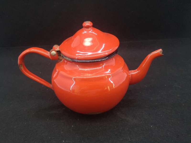 Red enamel tea pot .7l