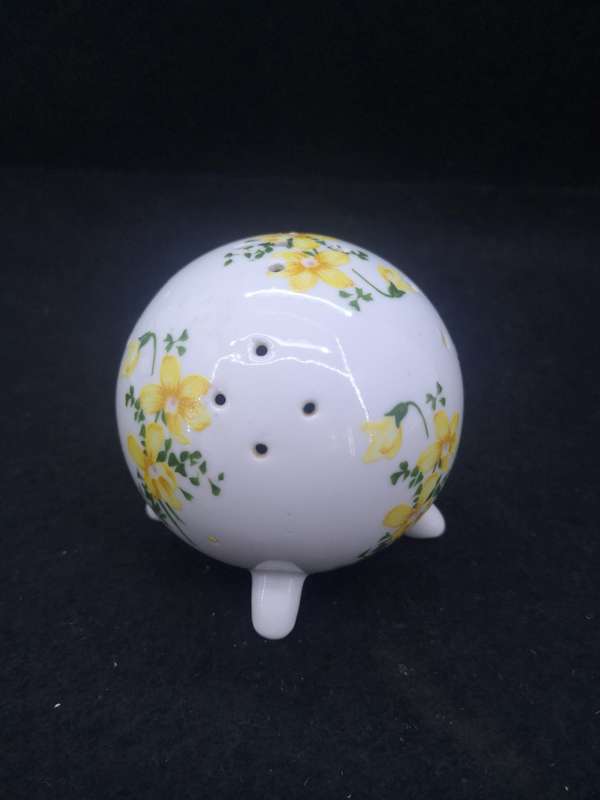 Footed round Pomander