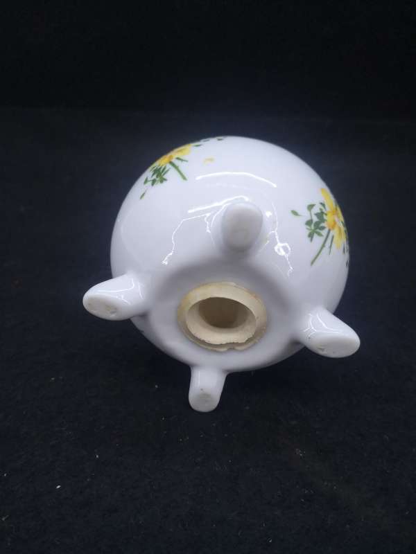 Footed round Pomander