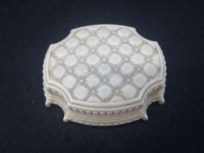 Plastic jewelry presentation box