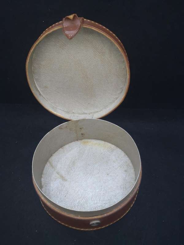 Vintage round leather Collar Box
