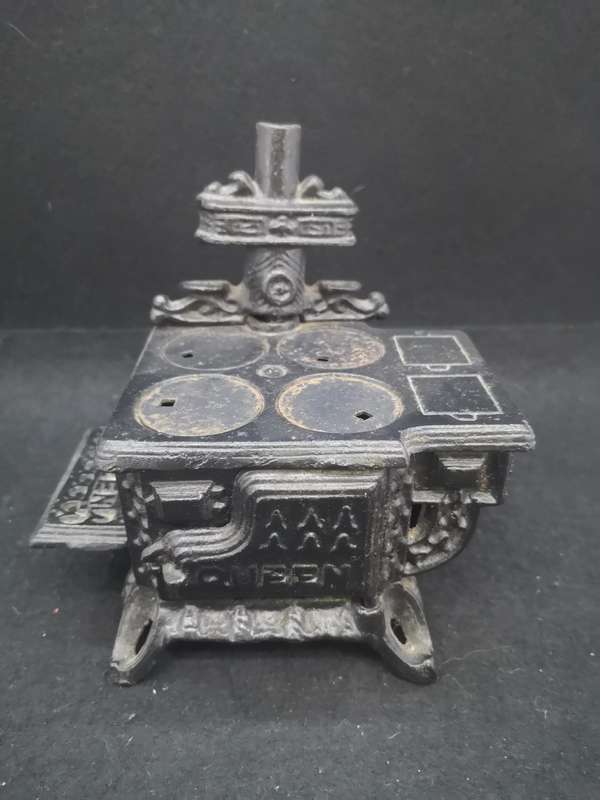 Cast iron Queen salesman sample stove