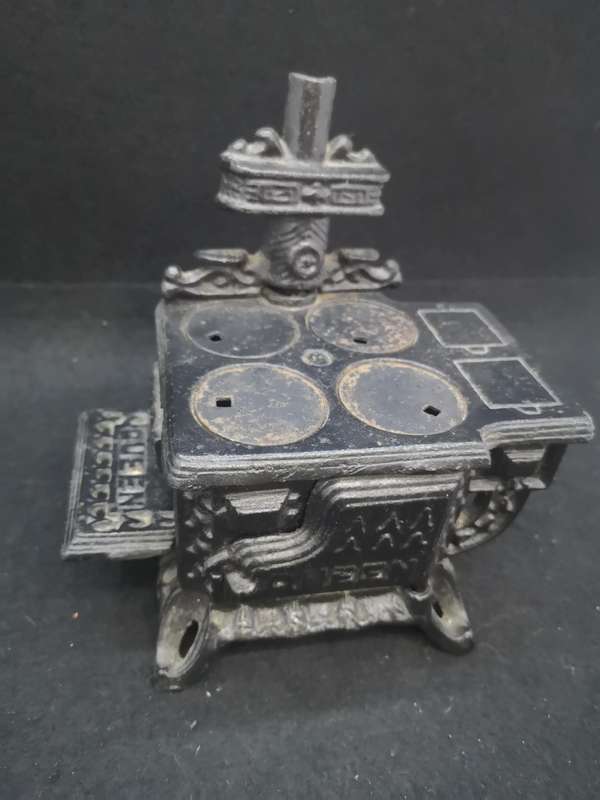 Cast iron Queen salesman sample stove
