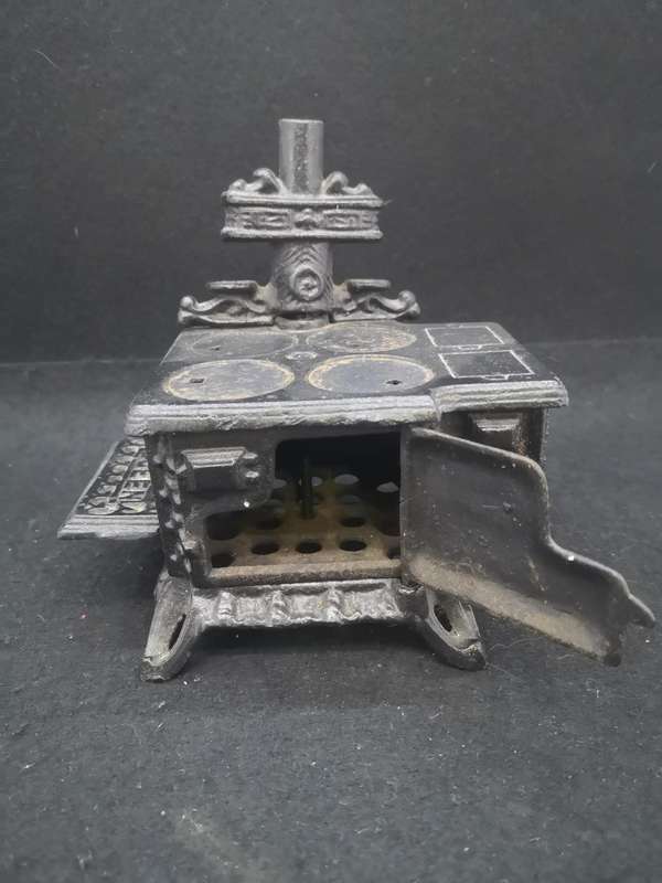 Cast iron Queen salesman sample stove
