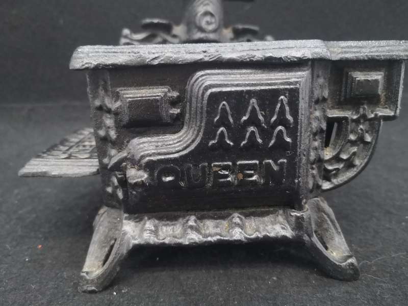 Cast iron Queen salesman sample stove