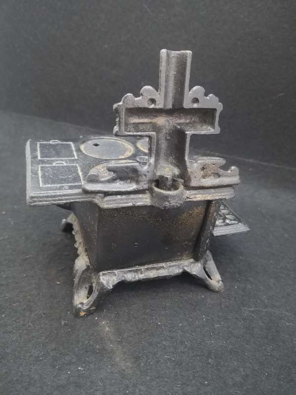 Cast iron Queen salesman sample stove