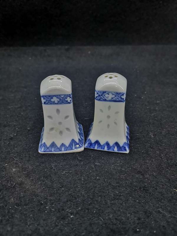 Oriental salt and pepper set
