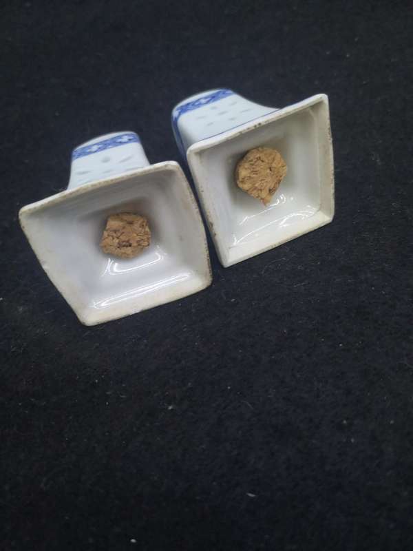 Oriental salt and pepper set